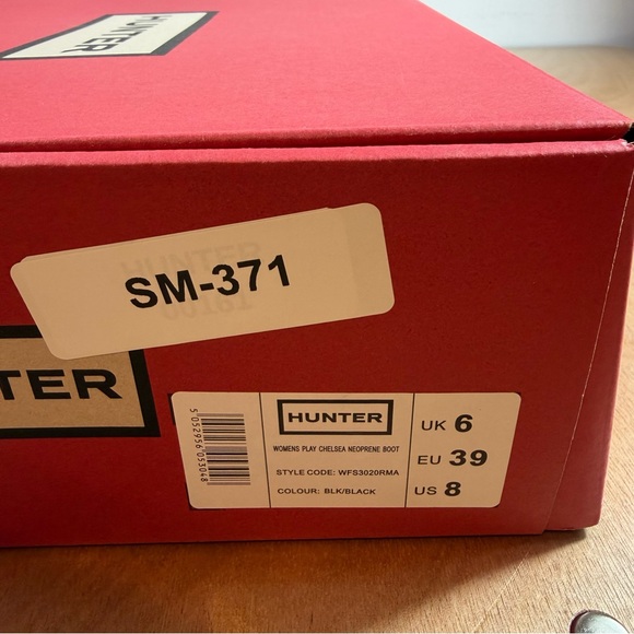 Hunter Matte Black Short Waterproof Ankle Boots with Red-White Pull Tab - Picture 12 of 16